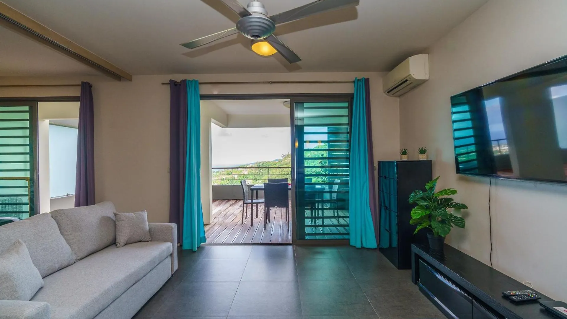 Vaikea Tiare Studio - View & Pool In Faaa Apartment