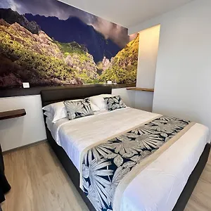 Guest house Ononui Lodge: Oceanfront Airport Retreat With Private Balconies, Faaa
